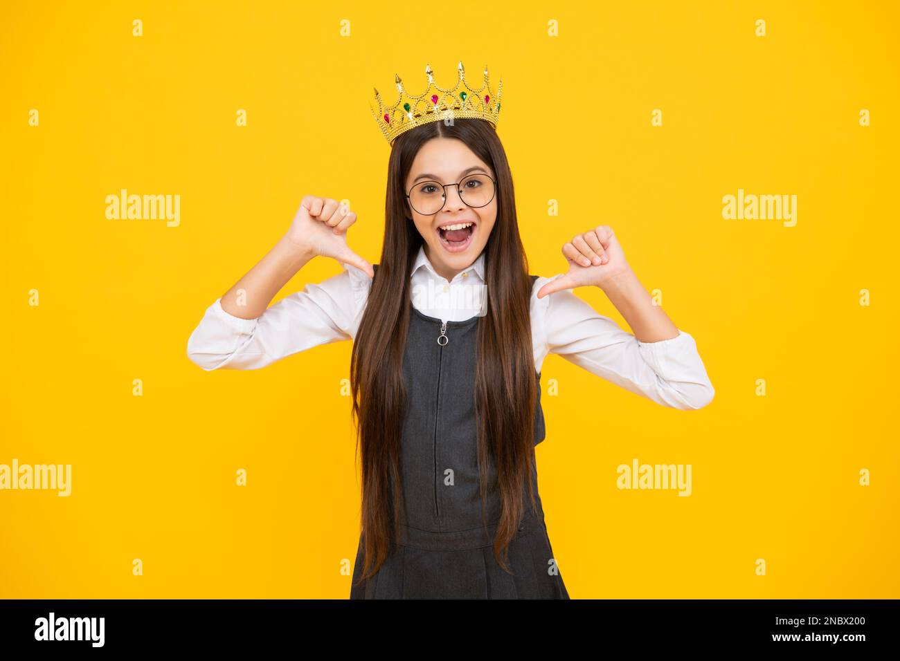 Fête d'anniversaire pour filles, drôle d'enfant dans la couronne. Imaginez-vous une reine, un enfant porte un diadem. Succès adolescent porter luxe beauté reine couronne, succès. EXC Banque D'Images