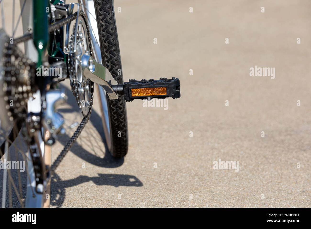 Vélo avec pédale à réflecteur sur la route pendant l'été. Vélo, vélo et exercice en plein air. Banque D'Images