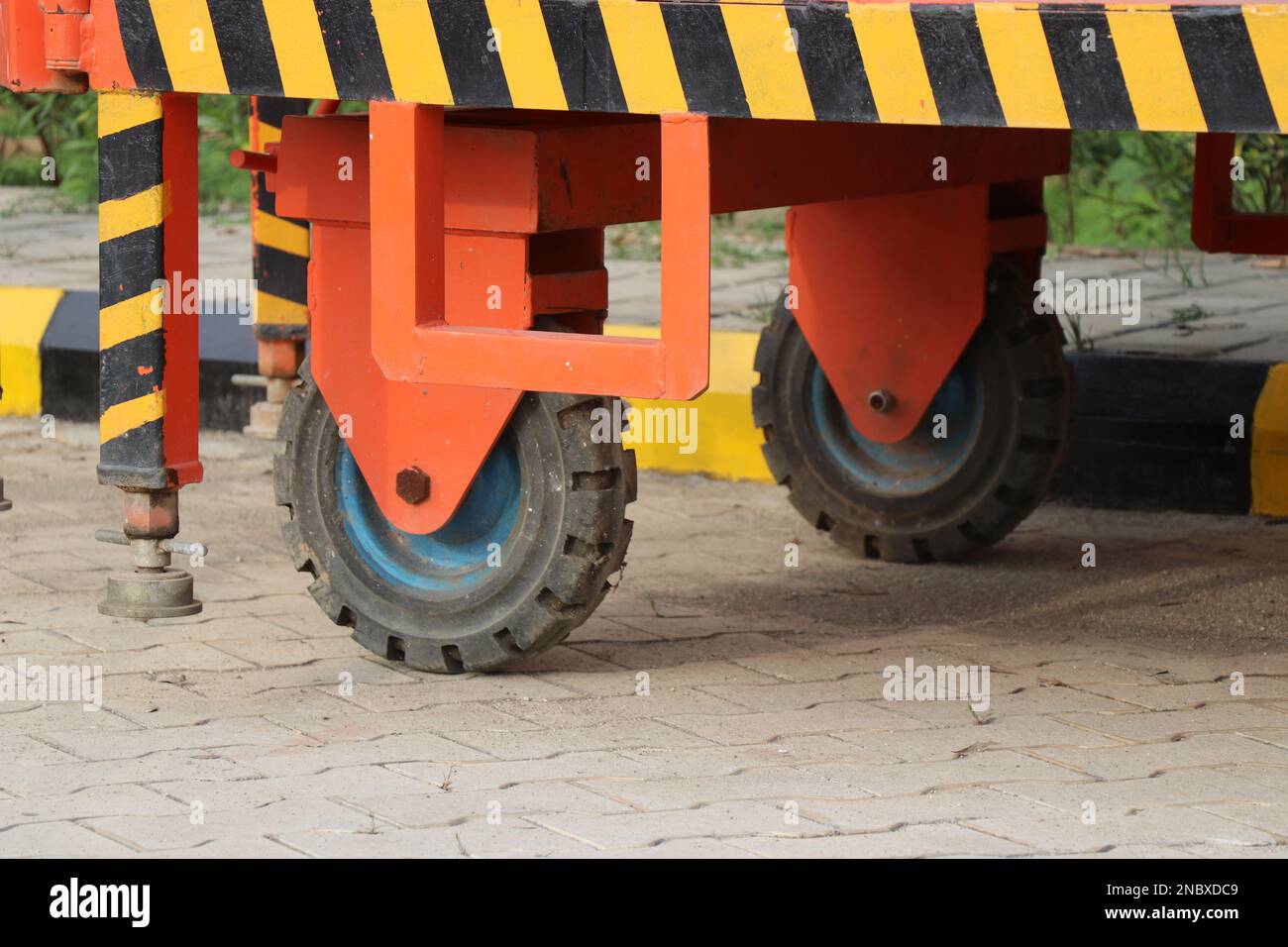 Vue partielle de la roue à partir d'une échelle de tour montée sur le véhicule avec des autocollants d'avertissement sur le véhicule Banque D'Images