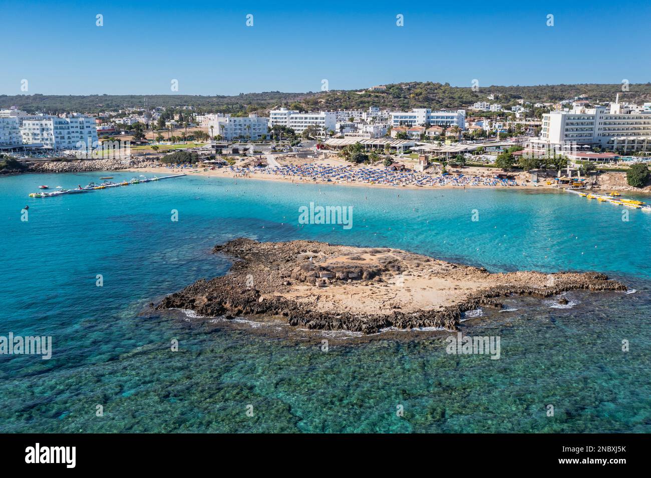 Fig Tree Bay Islet et Fig Tree Beach dans la station balnéaire de Protaras dans le district de Famagousta, pays insulaire de Chypre Banque D'Images