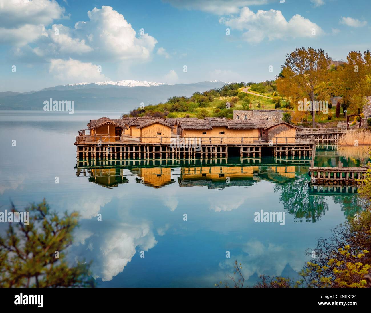 Scène matinale spectaculaire de la destination touristique populaire - la baie des os. Splendide vue sur le lac d'Ohrid. Paysage incroyable de la Macédoine du Nord, EUR Banque D'Images