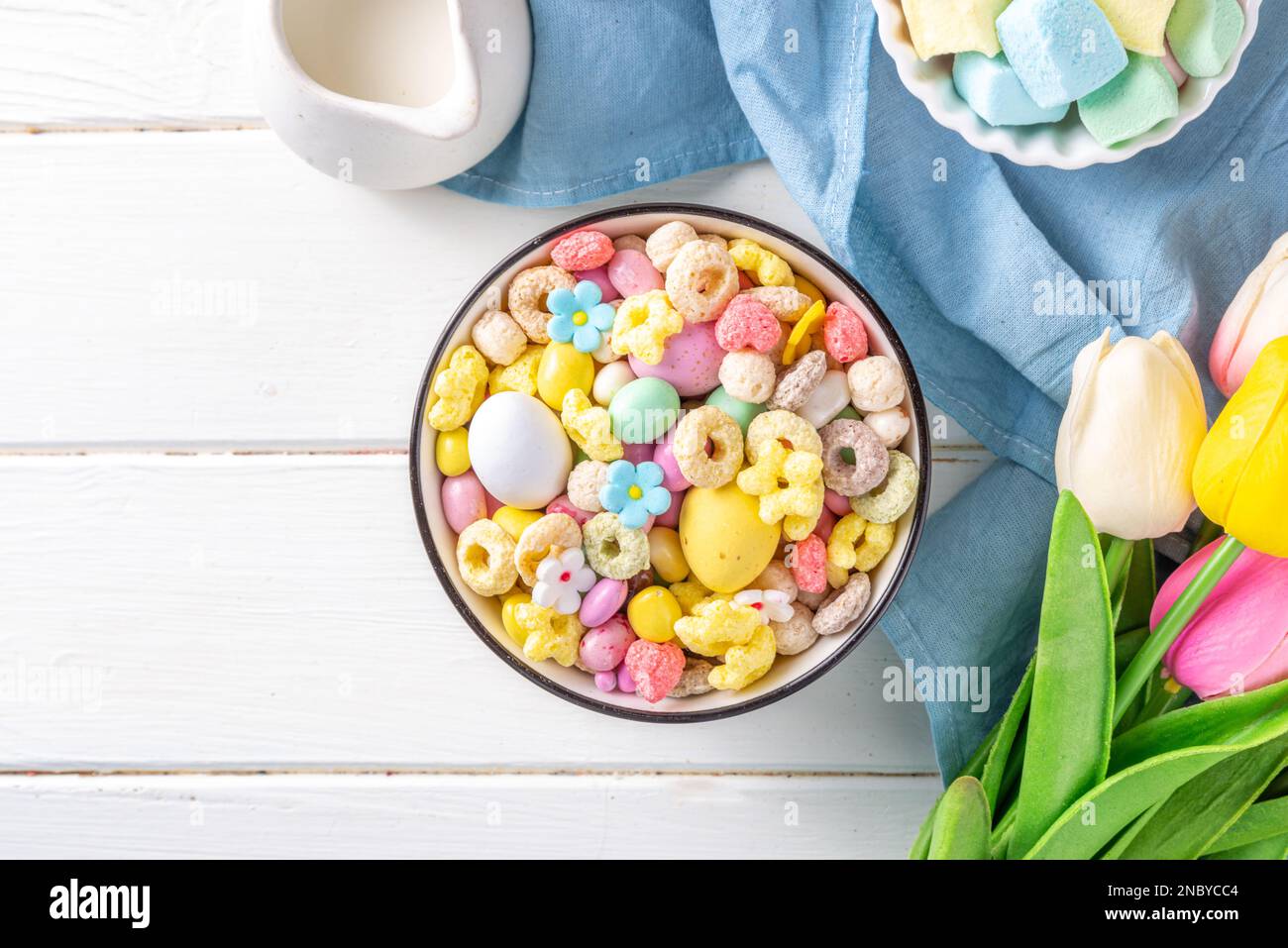 Petit déjeuner pâques bunny Trail mix. Mélange de céréales et de flocons colorés pour le petit-déjeuner, avec œufs au chocolat, guimauve, saupoudrées de sucre, en-cas. Bonbons homem Banque D'Images