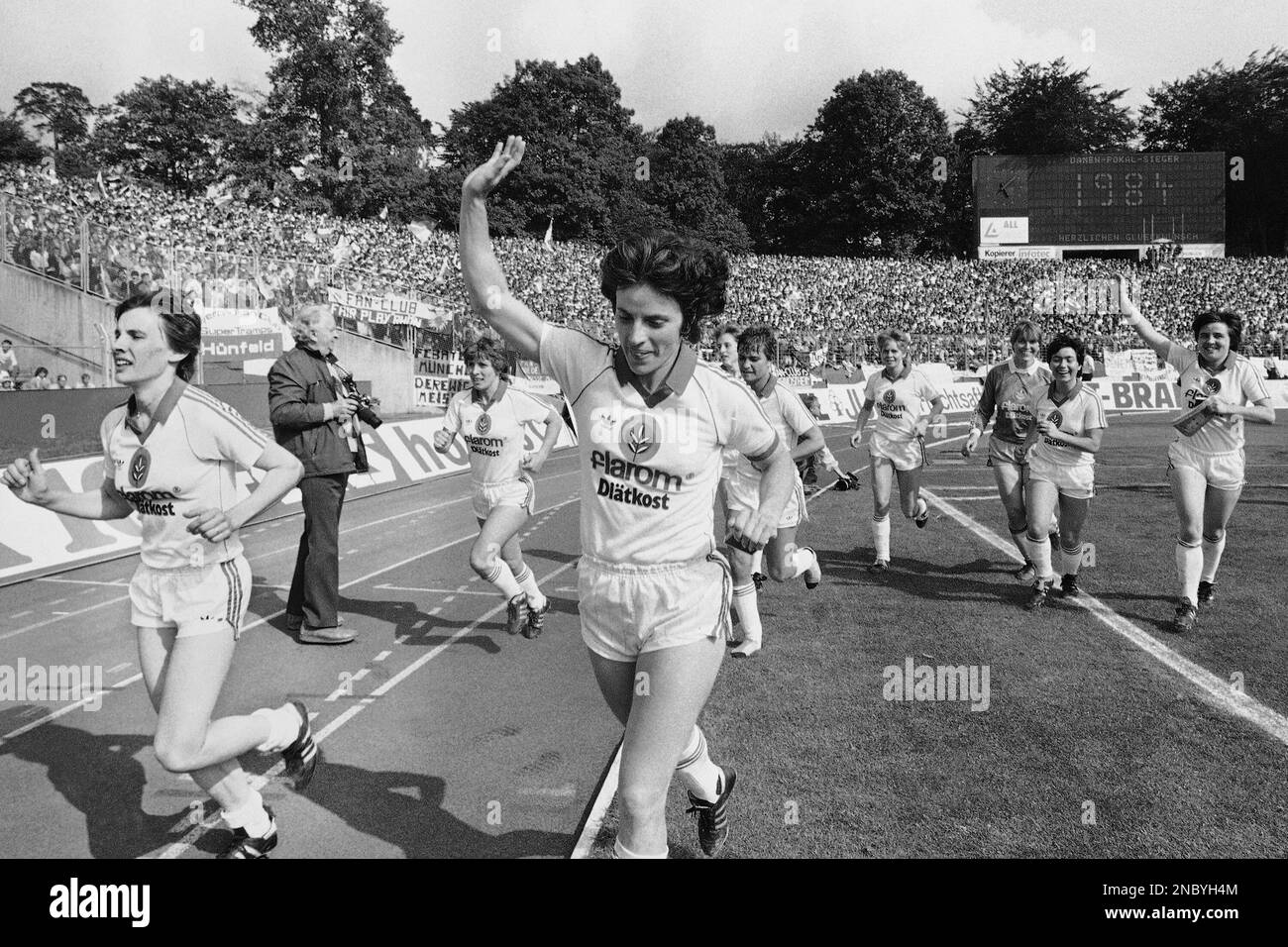 Unidentified members of German football club SSG 09 Bergisch Gladbach celebrate after winning the Women's DFB Cup (German Soccer Cup) on May 31, 1984 in Frankfurt, Germany. They won against VfR Eintracht Wolfsburg with 2:0. (AP Photo/Helmuth Lohmann) Banque D'Images