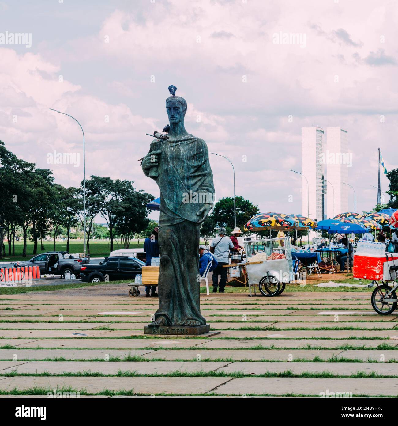 Brasilia, Brésil - 13 février 2023: Statue à Brasilia, Brésil avec des bâtiments du gouvernement de Planalto en arrière-plan Banque D'Images