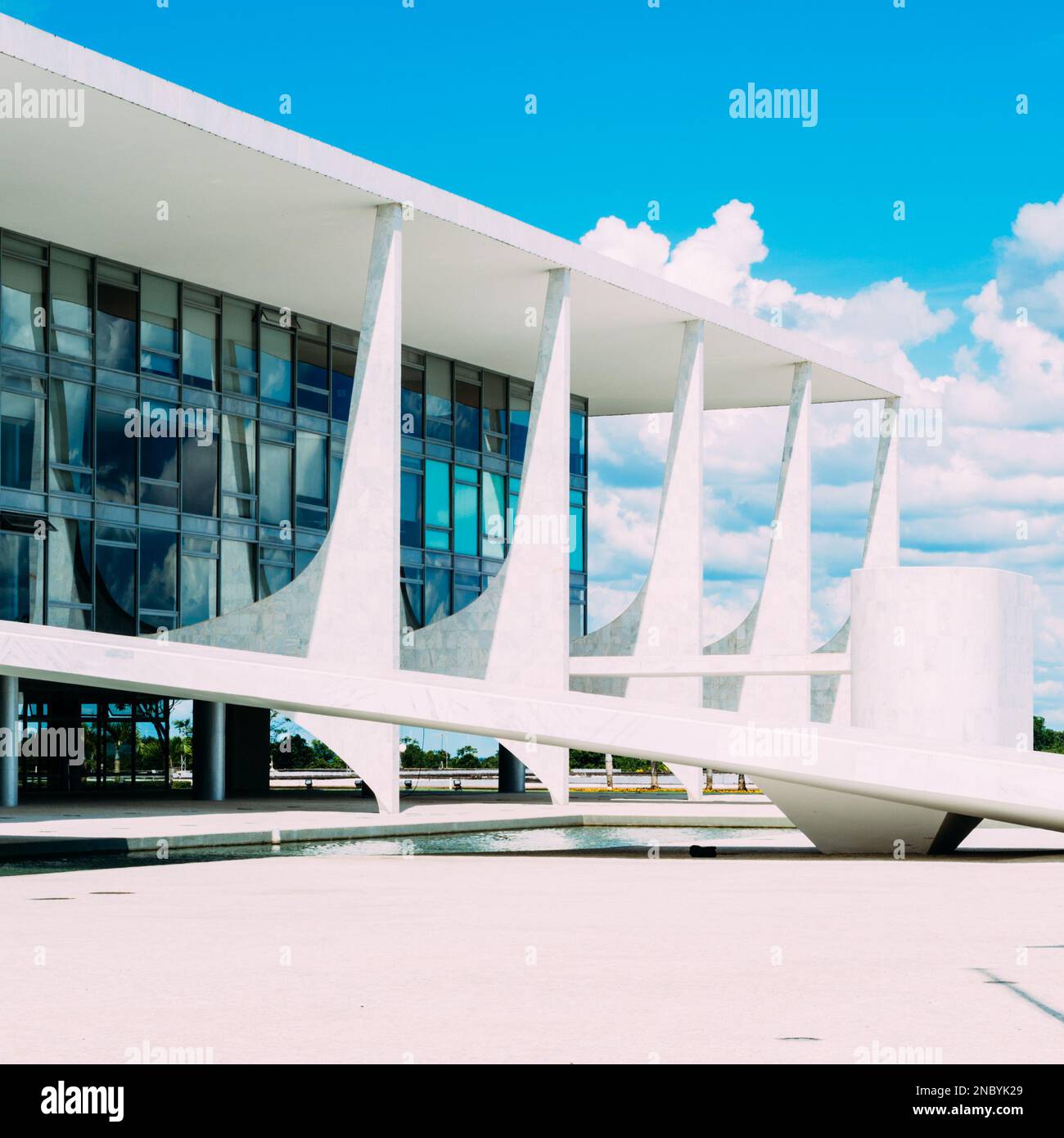 Place des trois puissances à Brasilia, où les bâtiments emblématiques de la capitale fédérale du Brésil, le Palacio do Planalto Banque D'Images