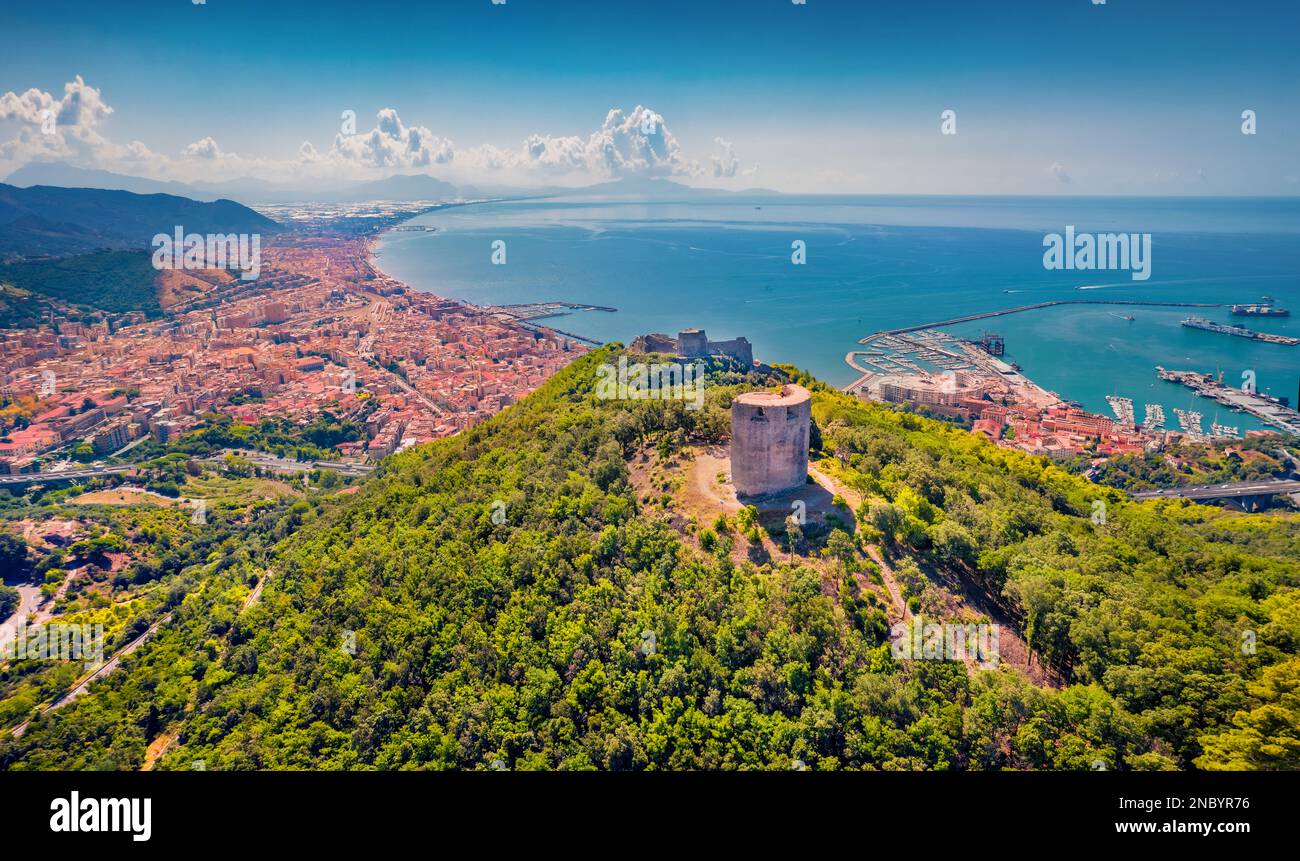 Belle vue d'été depuis le drone volant de la tour Bastiglia et du château d'Arechi. Pittoresque paysage urbain matinal de la ville de Salerne, Italie, Europe. Déplacement Banque D'Images
