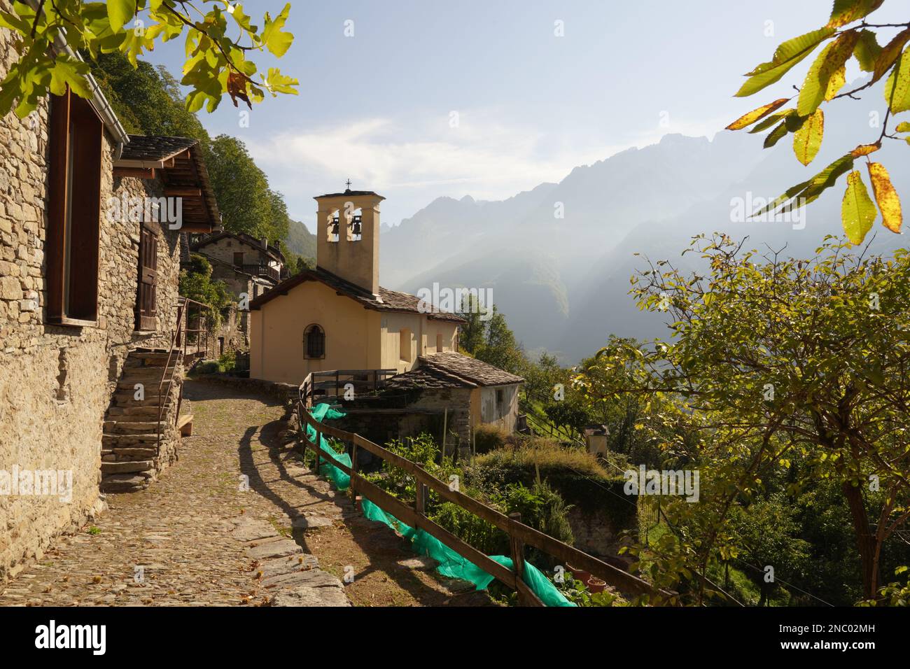 Vue sur la Chiesetta de San Giuseppe , Crana Village . Italie Banque D'Images