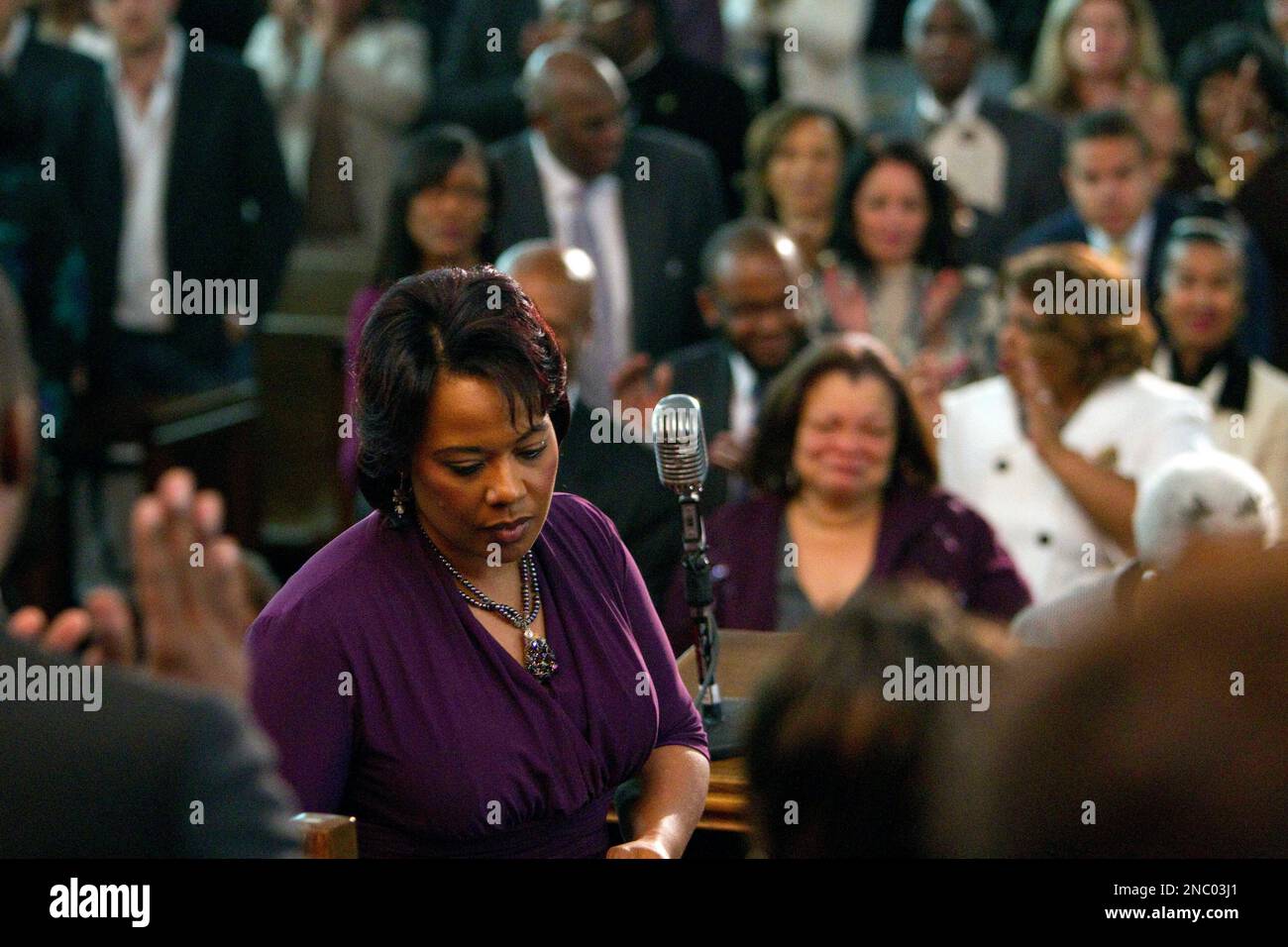 Rev. Bernice King, the daughter of Dr. Martin Luther King Jr., left, steps down after speaking at a ceremony to mark the restoration of the sanctuary of the historic Ebenezer Baptist Church where her father preached Friday, April 15, 2011 in Atlanta. (AP Photo/David Goldman) Banque D'Images
