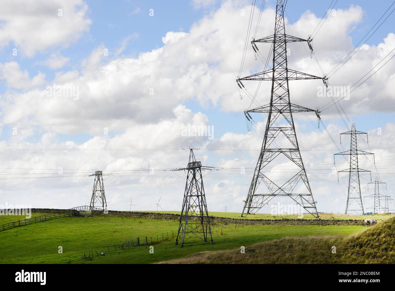 Petits et grands pylônes d'électricité Banque D'Images