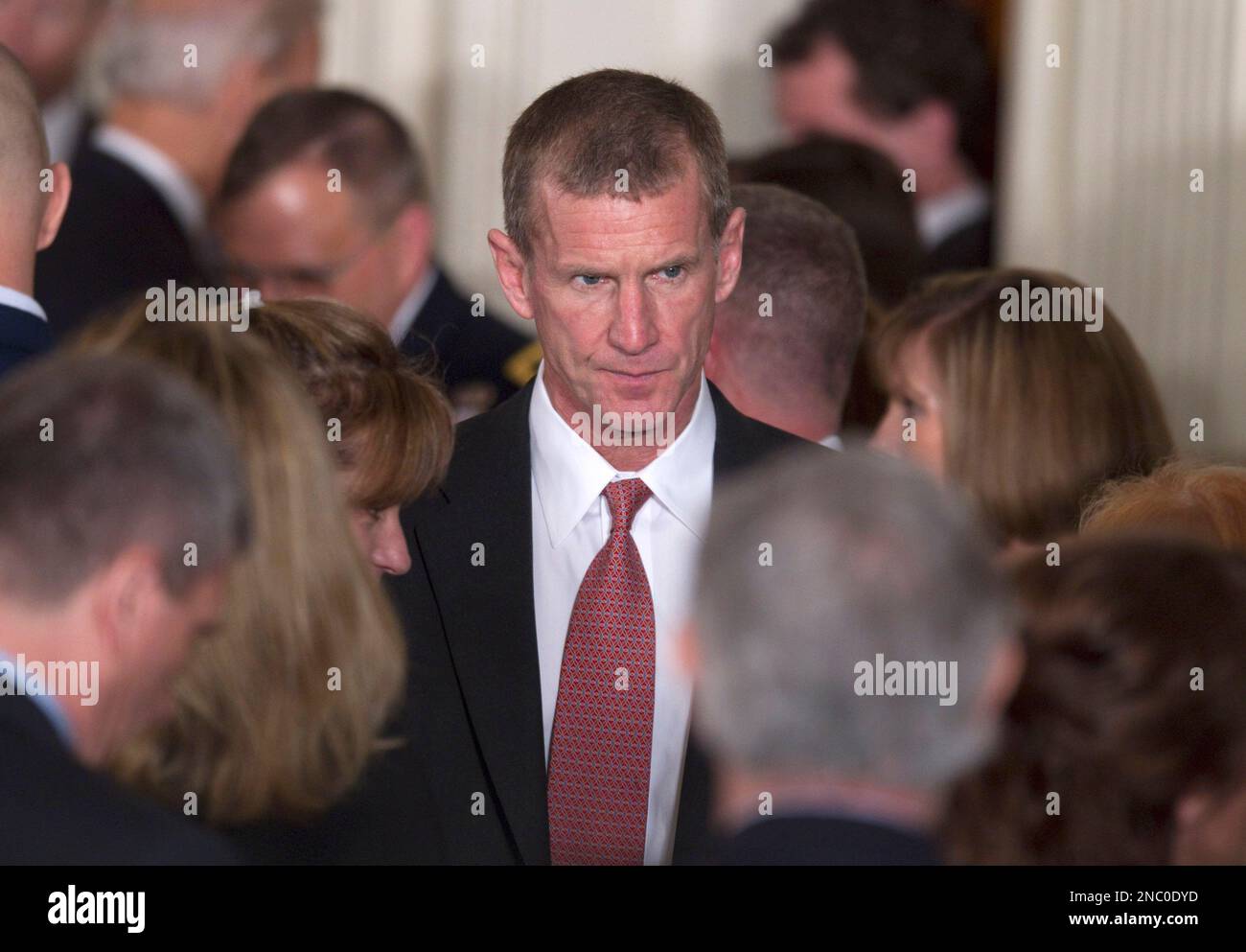 Retired Gen. Stanley McChrystal is seen in the East Room of the White House on Tuesday, April 12, 2011, during an event launch the national initiative to support and honor America's service members and their families. McChrystal, the former top US general in Afghanistan who was relieved of his duty last year, has been chosen to help lead the new initiative. (AP Photo/Evan Vucci) Banque D'Images