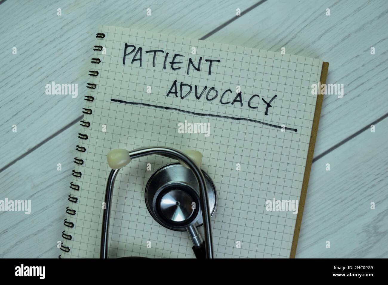 Concept de la défense des intérêts des patients écrire sur le livre isolé sur la table en bois. Banque D'Images