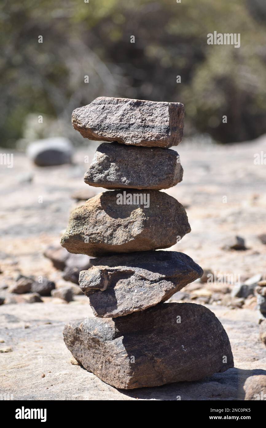 Cairn l'art de la pierre en équilibre sur une pierre Banque D'Images