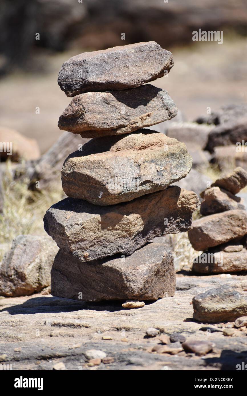 Cairn l'art de la pierre en équilibre sur une pierre Banque D'Images