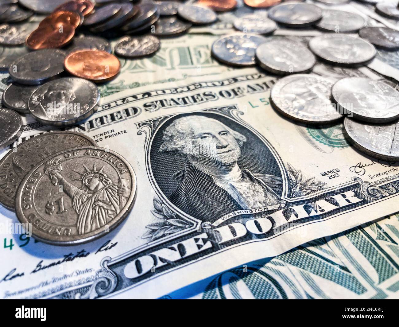 Billets et pièces en dollars AMÉRICAINS. Argent américain. Concept de la valeur des dollars américains et de l'inflation. Contexte en dollars AMÉRICAINS Banque D'Images