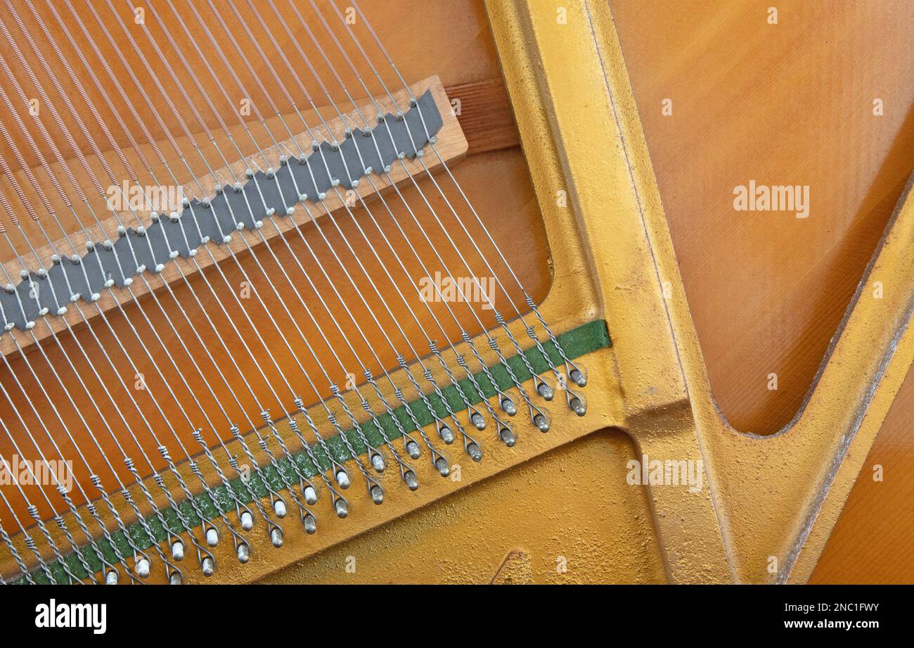 Détails du mécanisme de piano Gavel - cordes, épingles et marteaux, piano de 1973 Banque D'Images