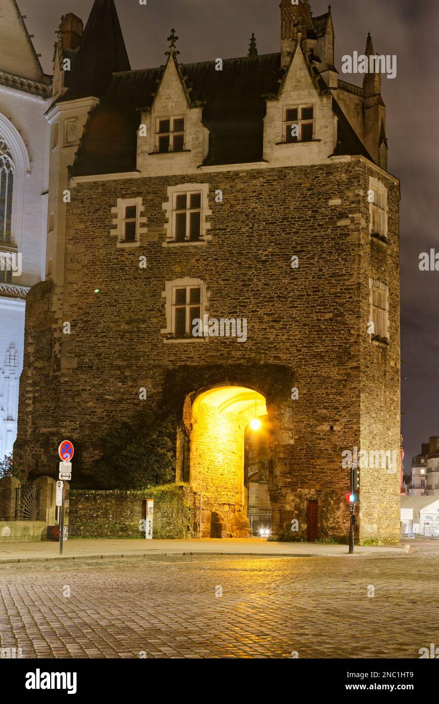 Porte Saint-Pierre de style gothique (porte Saint-Pierre, 15th siècle) la nuit, la partie la mieux préservée de la forteresse médiévale de Nantes, France Banque D'Images Porte Saint-Pierre de style gothique (porte Saint-Pierre, 15th siècle) la nuit, la partie la mieux préservée de la forteresse médiévale de Nantes, France Banque D'Images