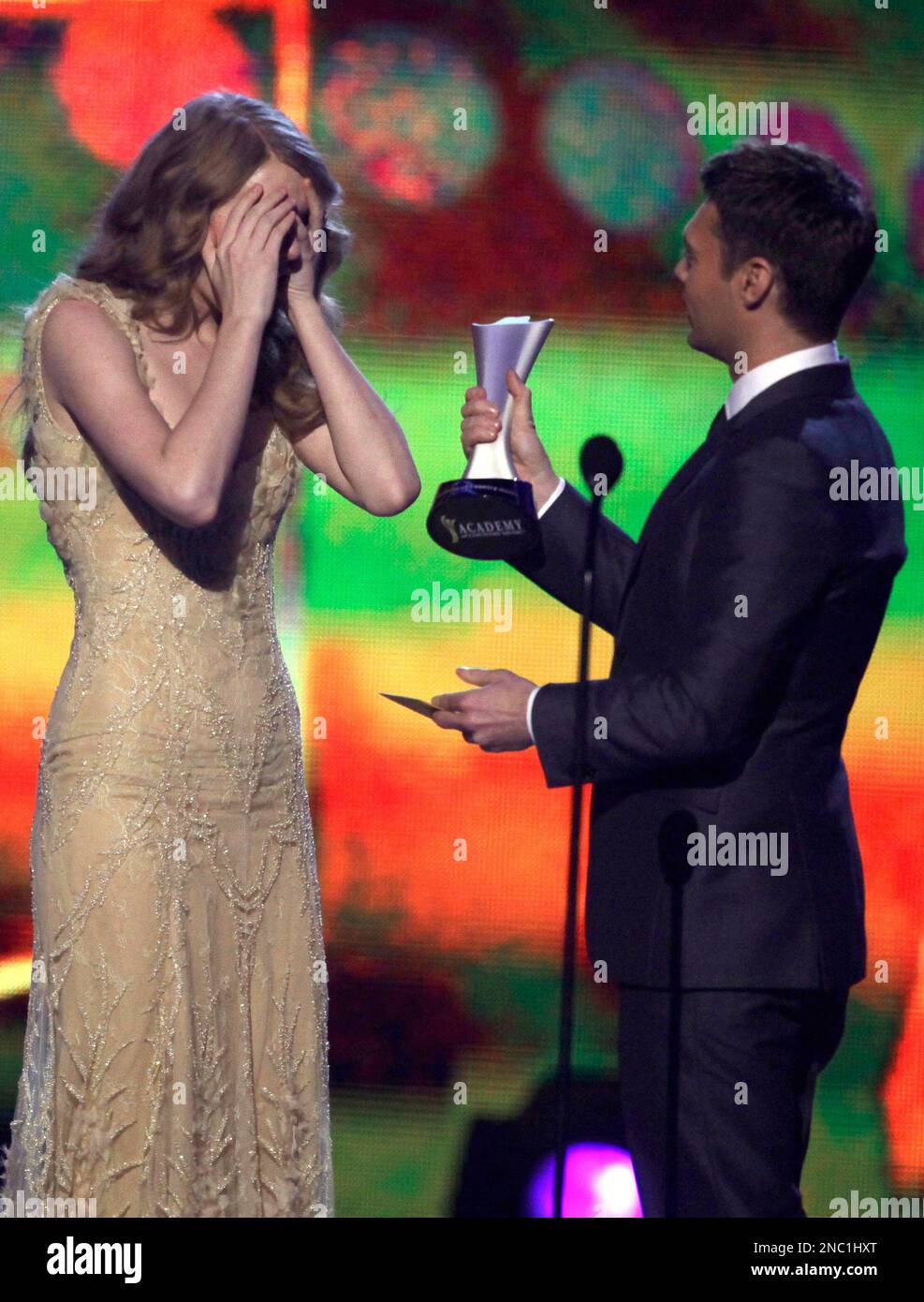 Ryan Seacrest, right, presents Taylor Swift with the award for entertainer of the year at the 46th Annual Academy of Country Music Awards in Las Vegas on Sunday, April 3, 2011. (AP Photo/Julie Jacobson) Banque D'Images