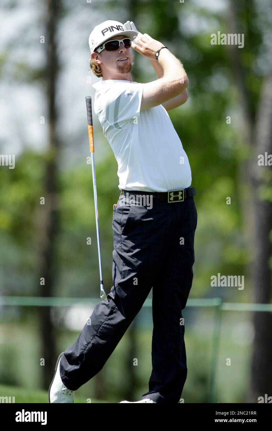 Hunter Mahan drops his club after hitting a bad tee shot at the ninth hole during the first round of the Houston Open PGA Tour golf tournament, Thursday, March 31, 2011, in Humble, Texas. (AP Photo/Bob Levey) Banque D'Images