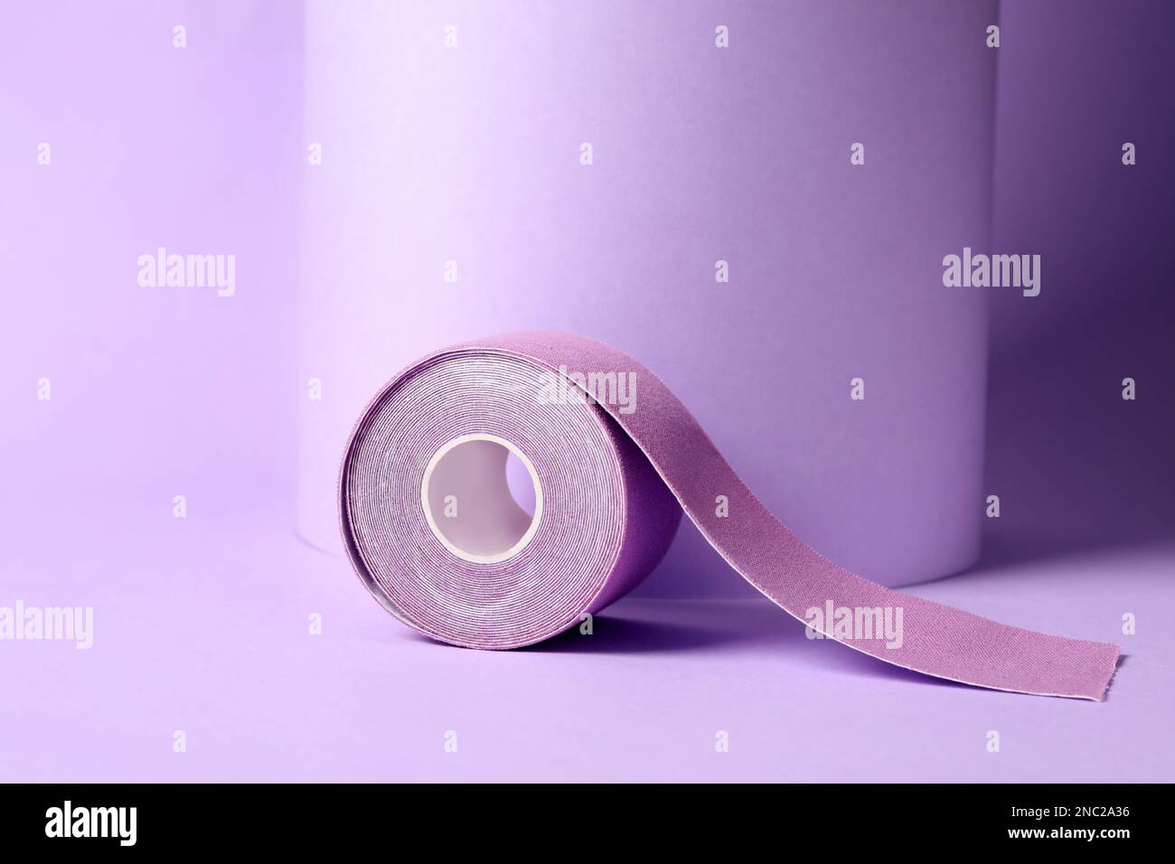Ruban Kinesio brillant en rouleau sur fond lilas Banque D'Images