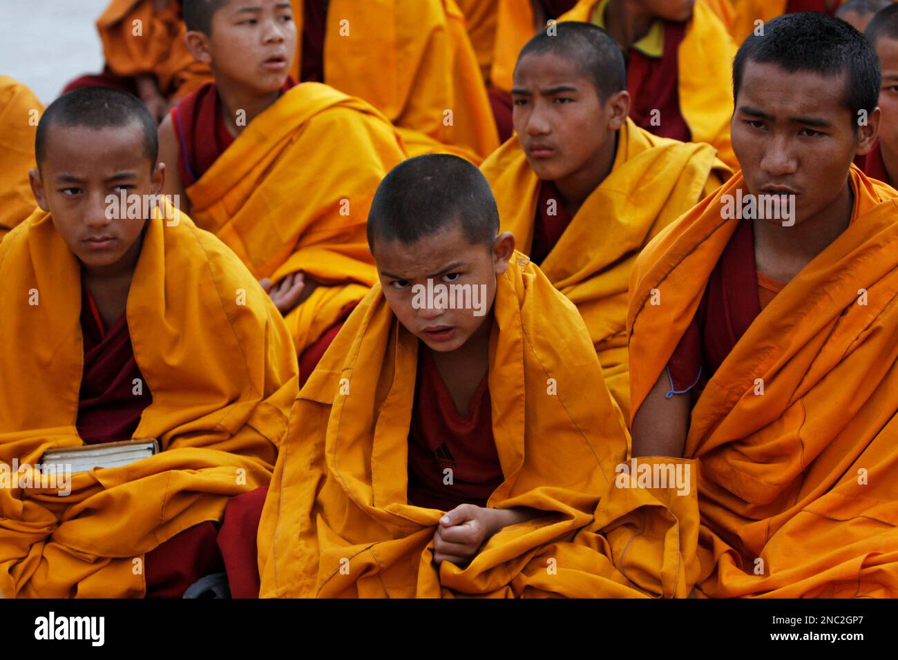 Nepalese Buddhist monks participate in a prayer for the victims of Japan's disastrous earthquake and tsunami at the Baudhanath stupa in Katmandu, Nepal, Monday, March 28, 2011. (AP Photo/Binod Joshi) Banque D'Images