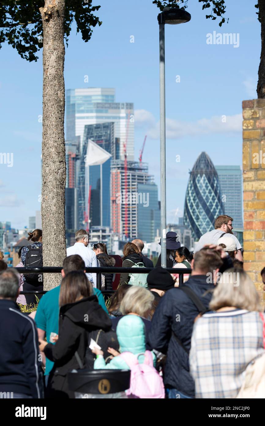 Les gens font la queue et attendent que le mensonge dans l'état de payer leurs respects à feu la reine Elizabeth II dans le centre de Londres, avant ses funérailles. Banque D'Images