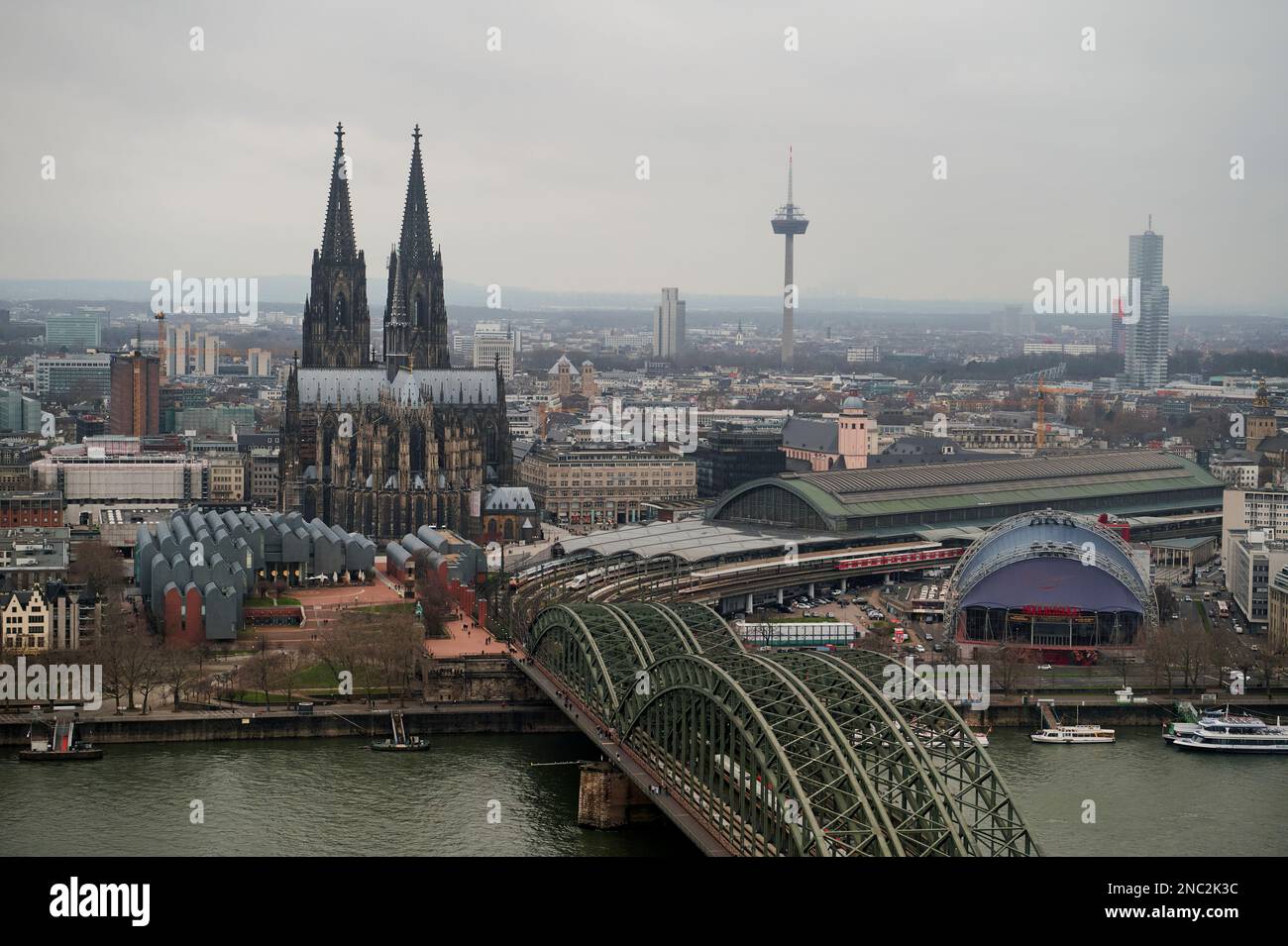 Cologne Dom et Rheine en Allemagne. Panorama de l'horizon de Cologne avec la cathédrale de Cologne Banque D'Images