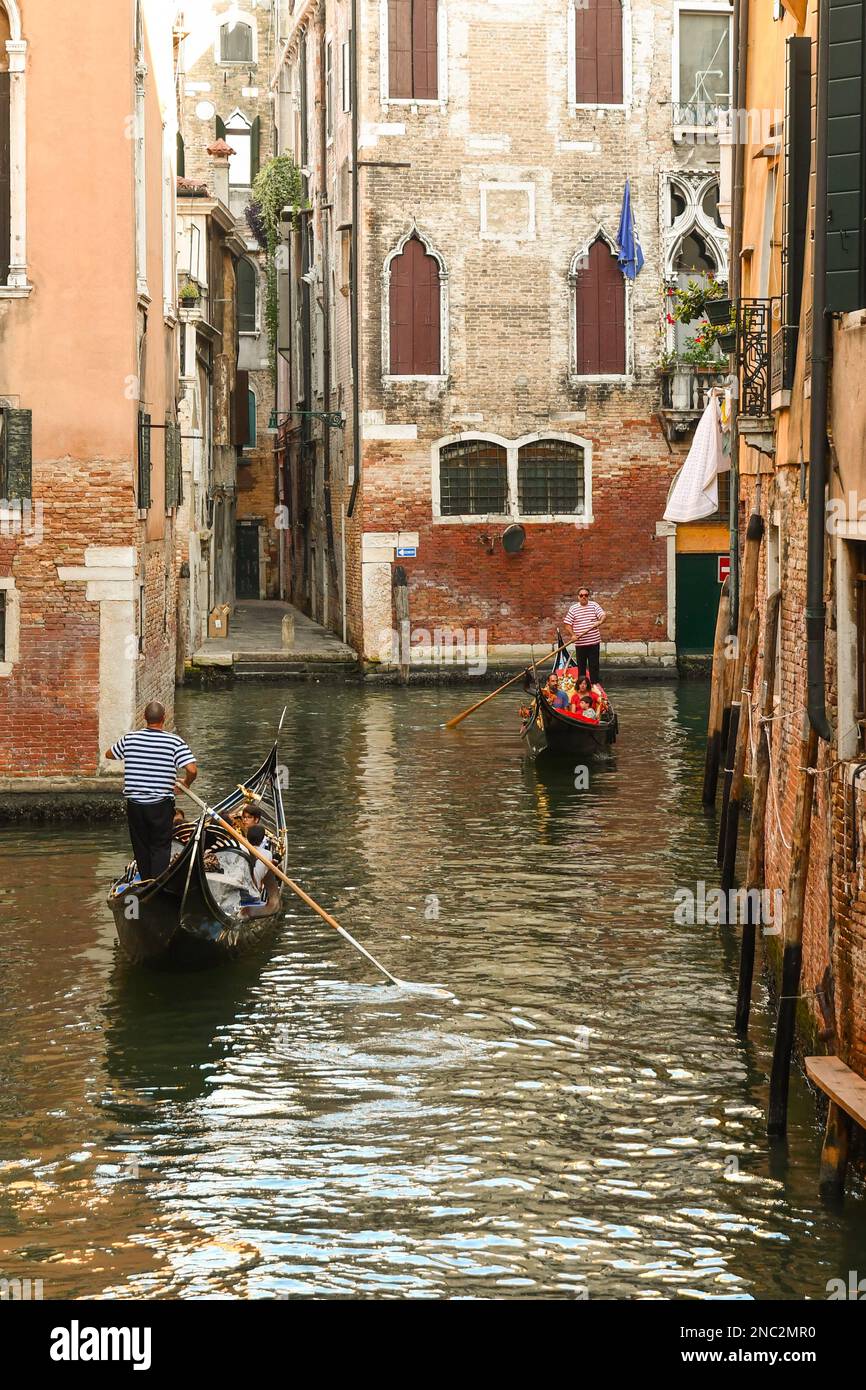 Gondoles avec touristes sur le canal Rio del Fondego dei Tedeschi entre les sestieri de St Marc et Cannaregio en été, Venise, Vénétie, Italie Banque D'Images