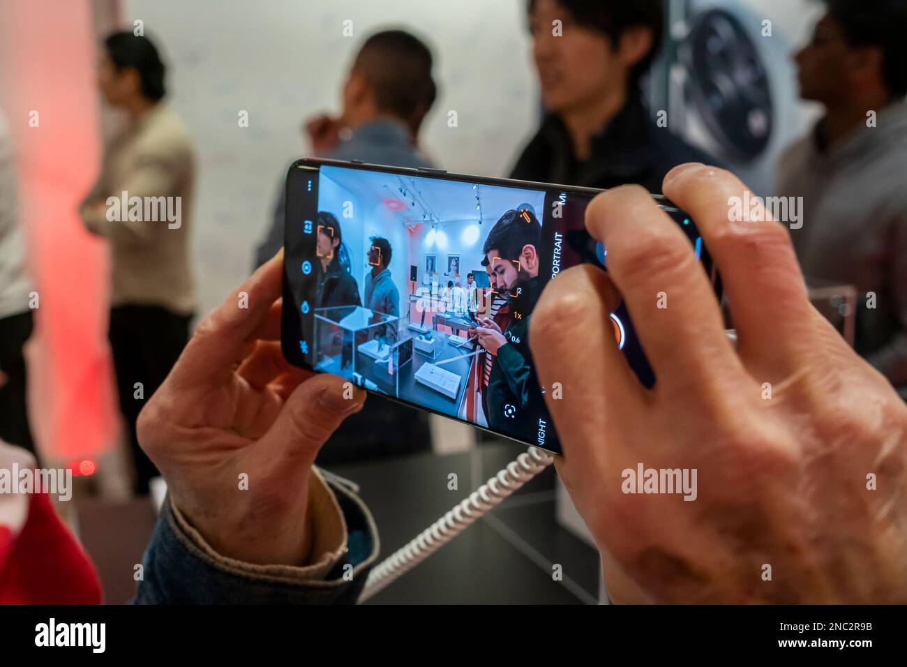 Un visiteur essaie le smartphone OnePlus 11 5G samedi, 11 février 2023 lors d'une activation de marque à Soho à New York. (© Richard B. Levine) Banque D'Images