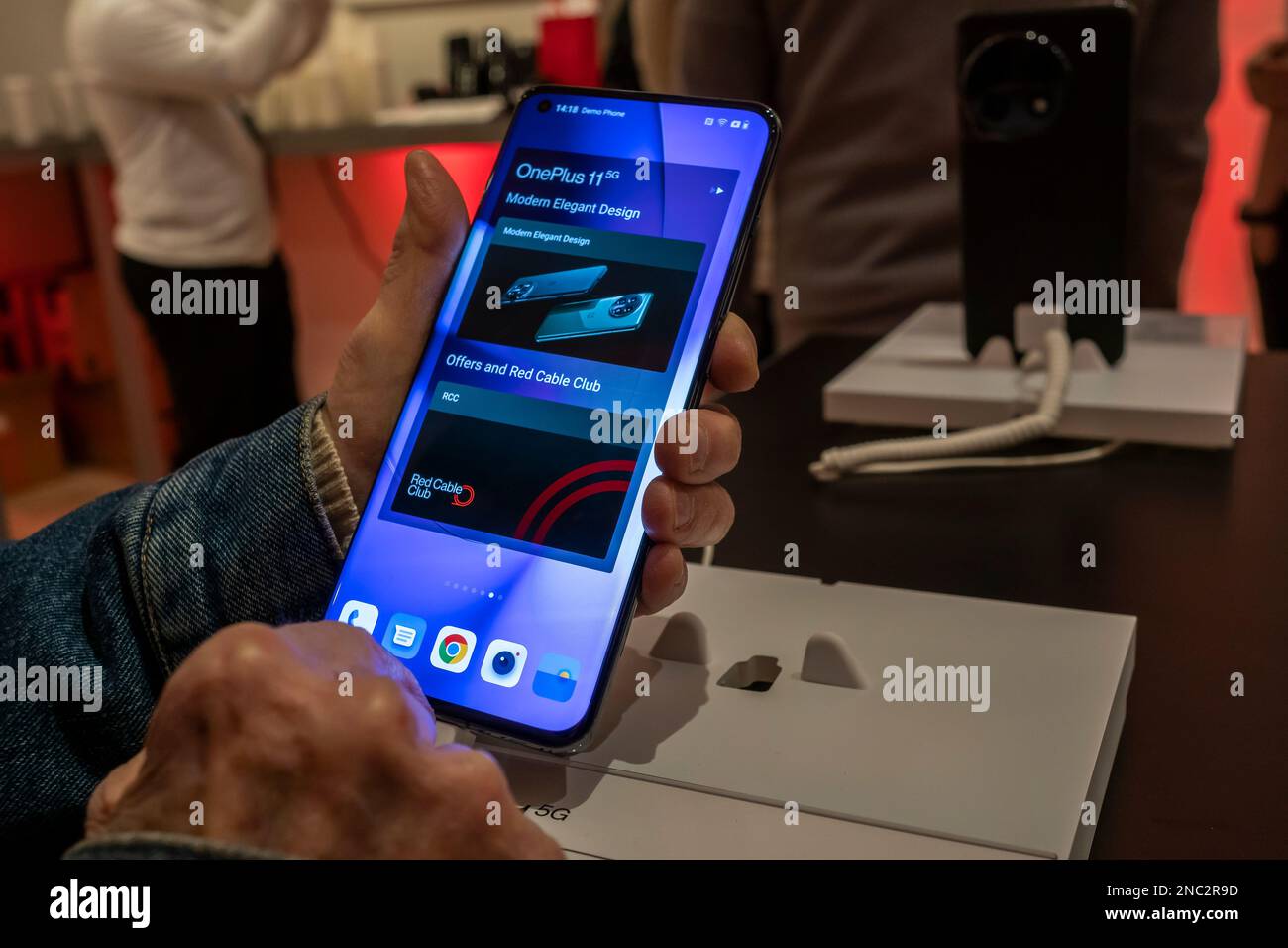 Un visiteur essaie le smartphone OnePlus 11 5G samedi, 11 février 2023 lors d'une activation de marque à Soho à New York. (© Richard B. Levine) Banque D'Images