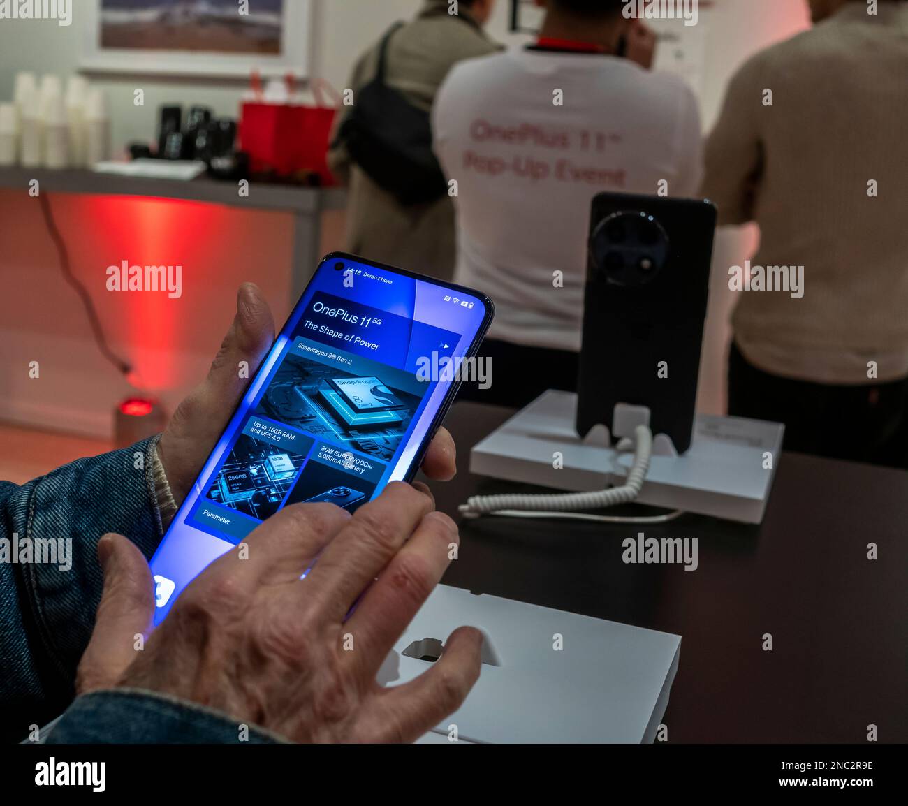 Un visiteur essaie le smartphone OnePlus 11 5G samedi, 11 février 2023 lors d'une activation de marque à Soho à New York. (© Richard B. Levine) Banque D'Images