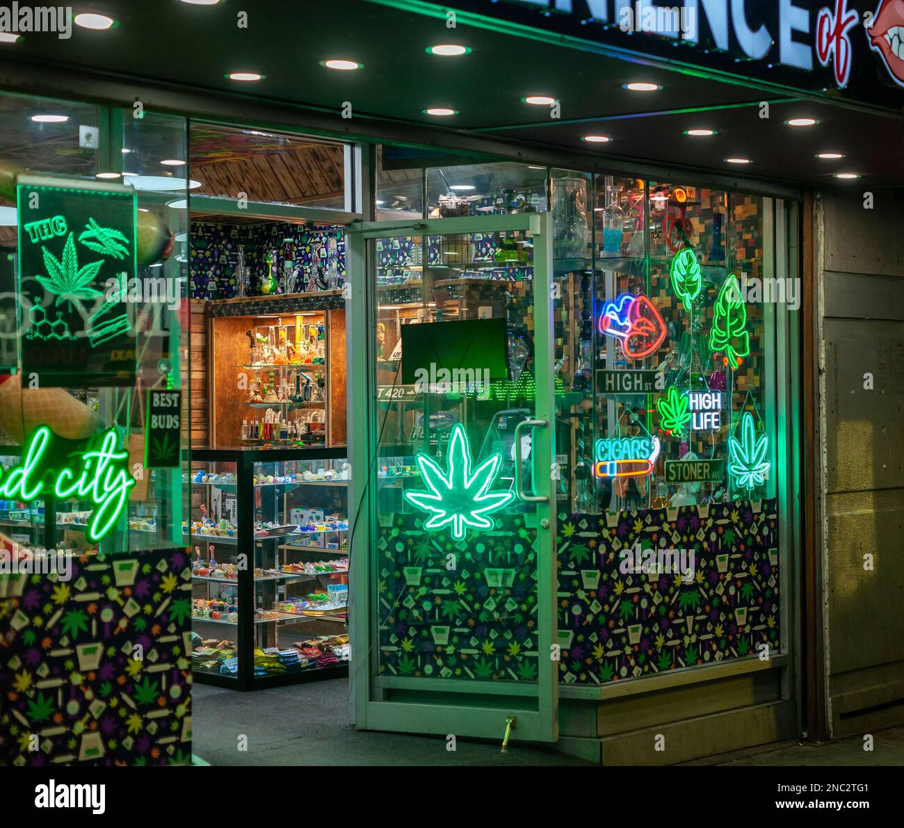 Store à Midtown Manhattan à New York annonce sa vente de produits liés au cannabis, vu mercredi, 8 février 2023. ( © Richard B. Levine) Banque D'Images