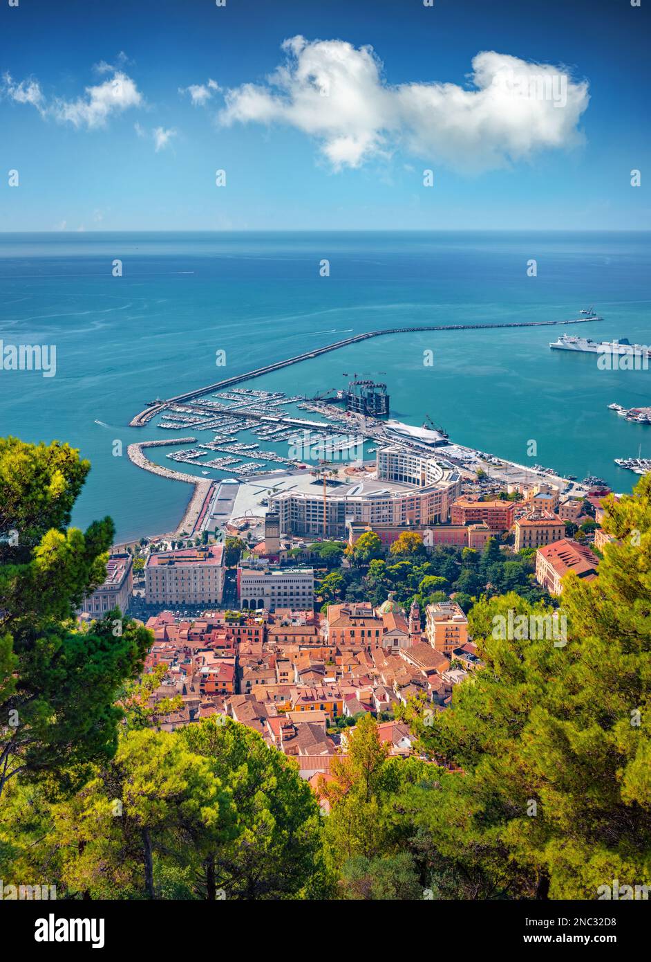 Paysage urbain aérien d'été de la ville de Salerne. Scène verte en plein air d'Italie, Europe. Splendide paysage méditerranéen. Présentation du concept de déplacement. Banque D'Images