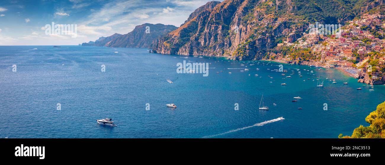 Paysage marin d'été panoramique de la mer Méditerranée avec la ville de Positano sur le terrain de bachground, Italie, Europe. Scène matinale colorée de village en bord de falaise sur le sud Banque D'Images