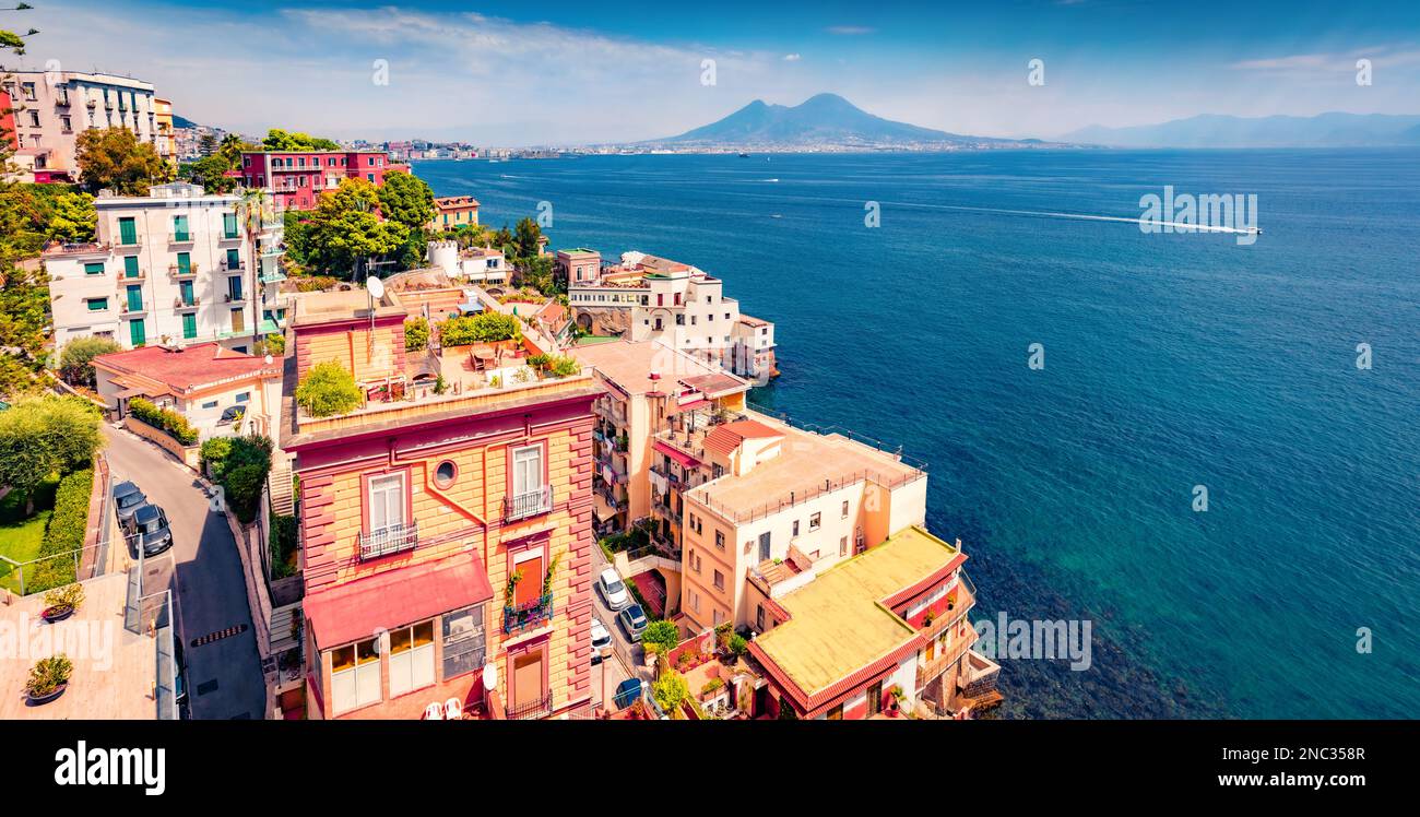 Сharm des anciennes villes d'Europe. Magnifique paysage urbain d'été à Naples, en Italie. Magnifique paysage marin méditerranéen. Concept de voyage ba Banque D'Images