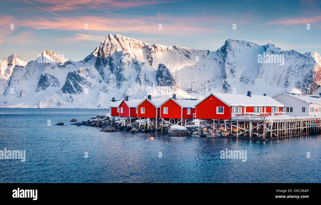 Magnifique paysage d'hiver. Lever de soleil étonnant sur une petite ville de pêche - Hamnoy, Norvège, Europe. Fabuleux paysage marin matinal de la mer de Norvège. Des terres emblématiques Banque D'Images