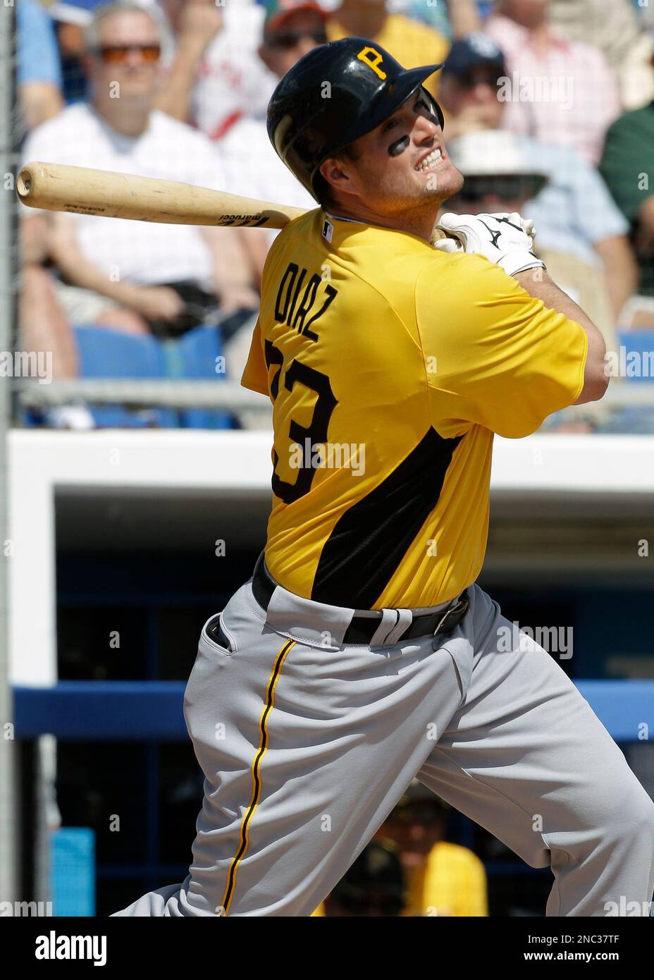 FILE - This March 3, 2011, file photo shows Pittsburgh Pirates' Matt Diaz at bat during a spring training baseball game against the Toronto Blue Jays, in Dunedin, Fla. On a club full of young guys, Lyle Overbay, Diaz and a few other Pirates show there's still room for old Bucs. (AP Photo/Chris O'Meara, File) Banque D'Images
