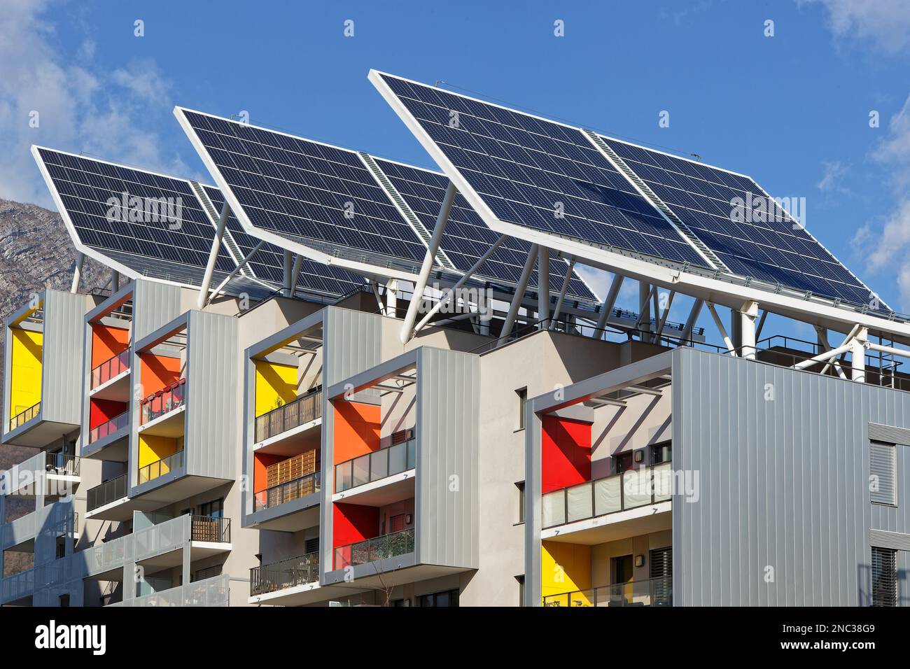 GRENOBLE, FRANCE, 9 février 2023 : d'énormes panneaux solaires sur le nouveau bâtiment de la Presqu'Ile, un nouveau pôle d'excellence scientifique et de lieu de vie, avec tous Banque D'Images