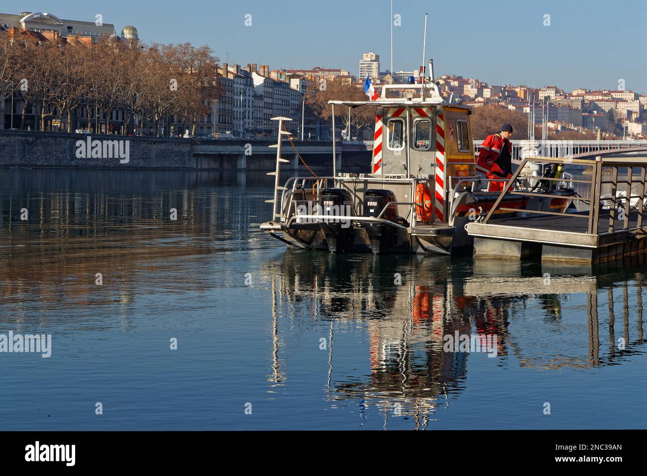 LYON, FRANCE, 14 février 2023 : les pompiers du Rhône s'entraînent avec leur bateau dans un après-midi ensoleillé d'hiver. Banque D'Images