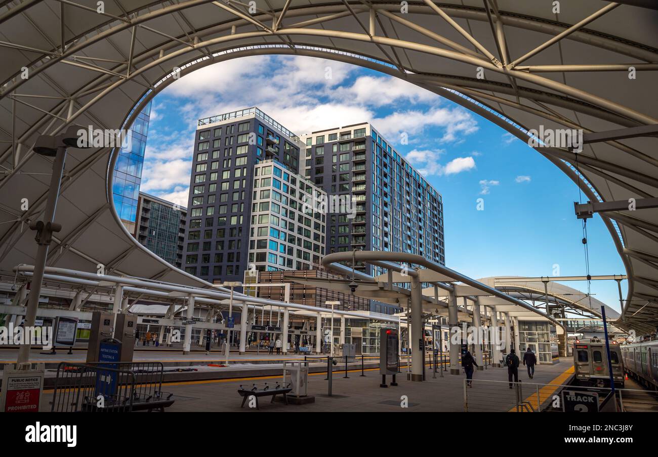 La vue est incroyable lorsque les gens marchent jusqu'à leur train à Union Station à Denver, Colorado. Banque D'Images