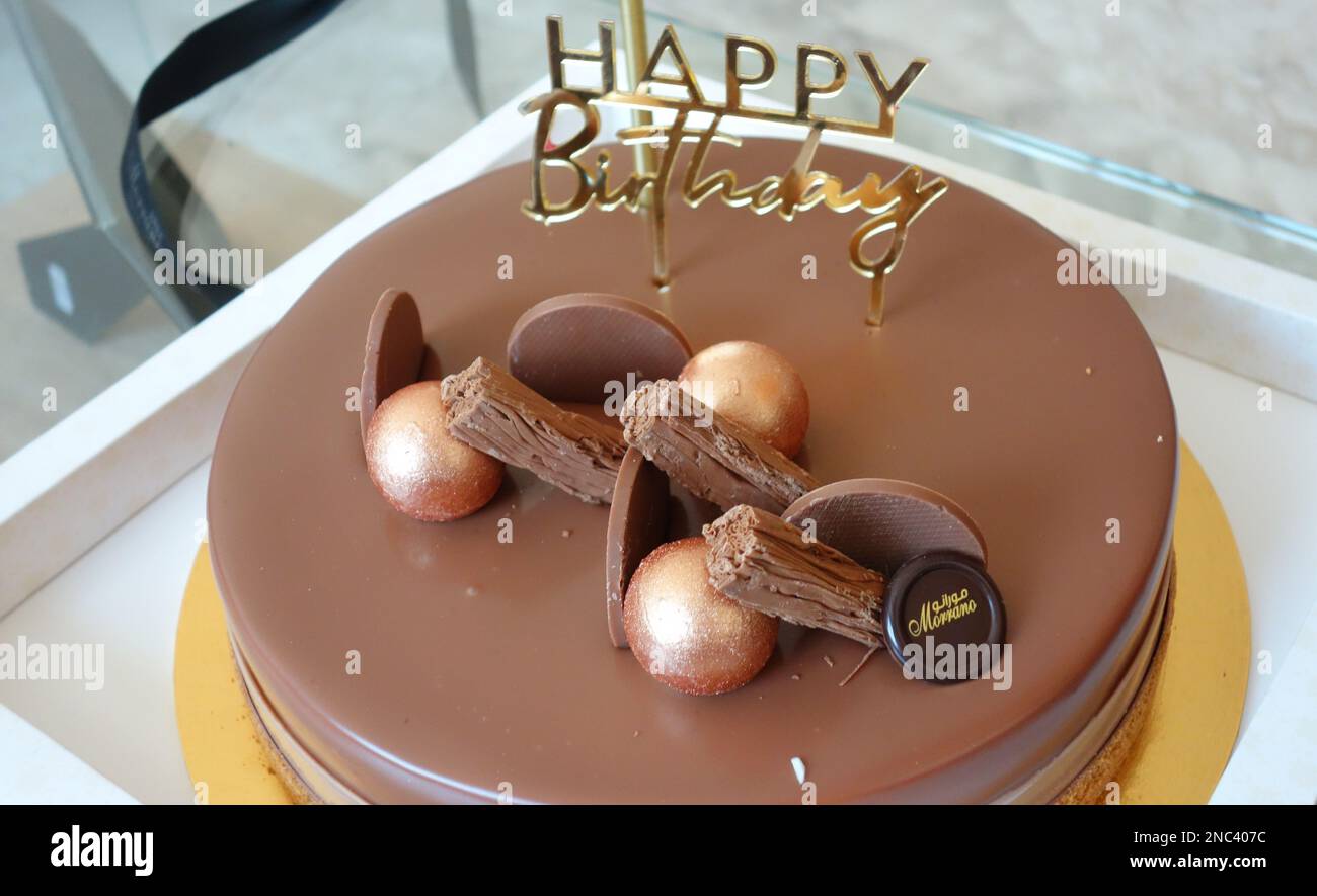 Gâteau au chocolat sur la table, joyeux anniversaire à la maison. Banque D'Images