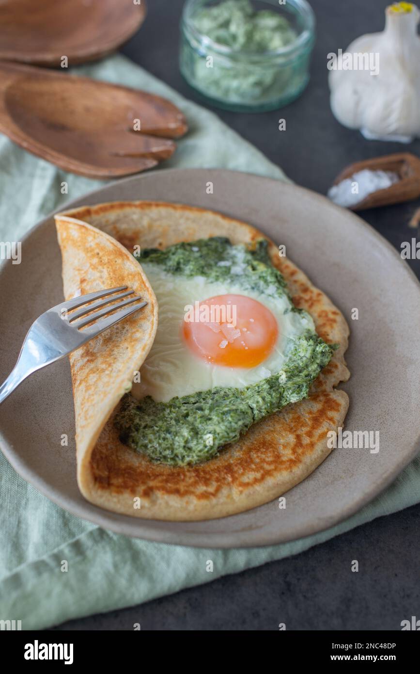 Galette de sarasin - crêpe française de sarrasin avec œuf et bacon Banque D'Images