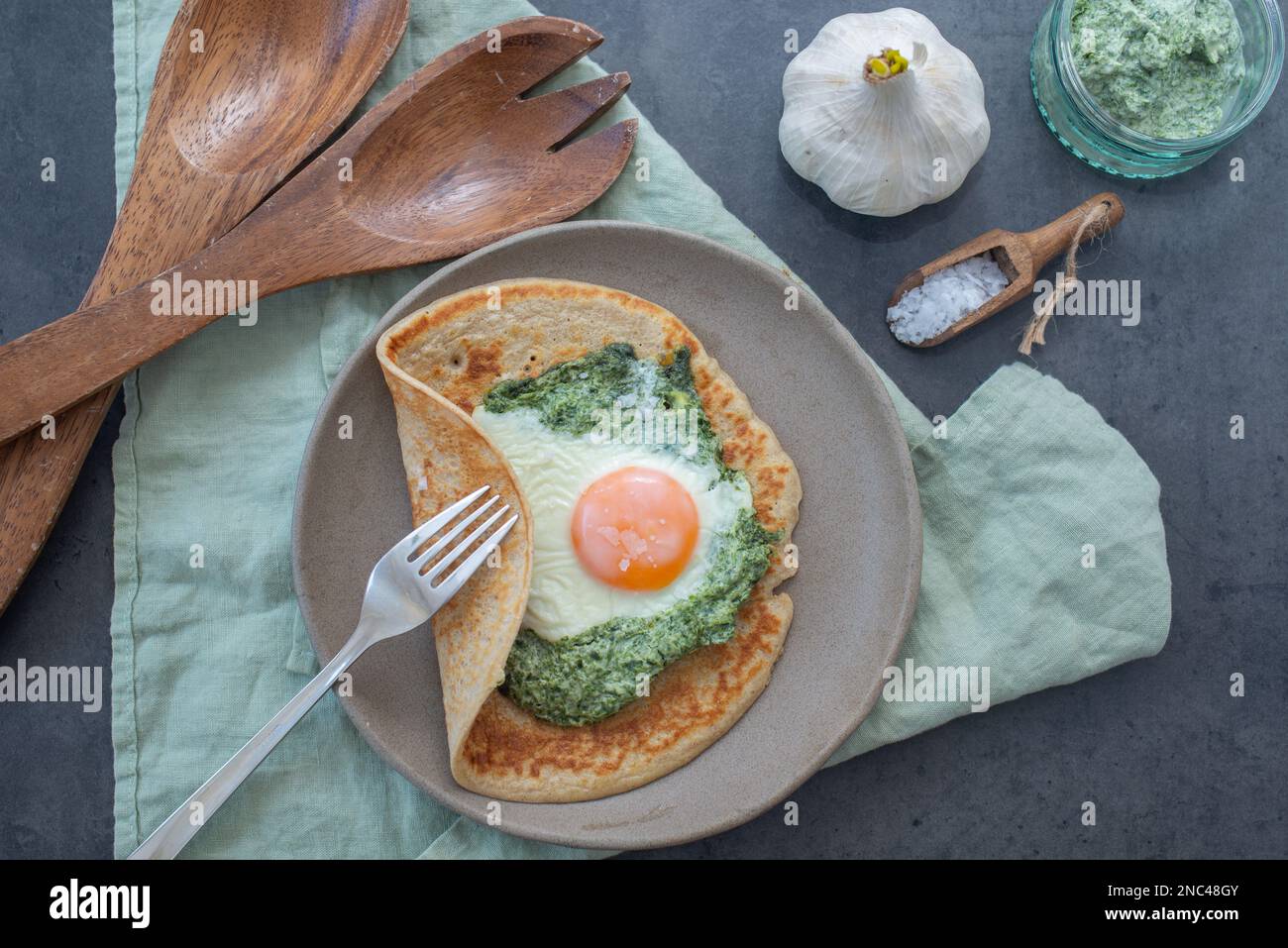 Galette de sarasin - crêpe française de sarrasin avec œuf et bacon Banque D'Images