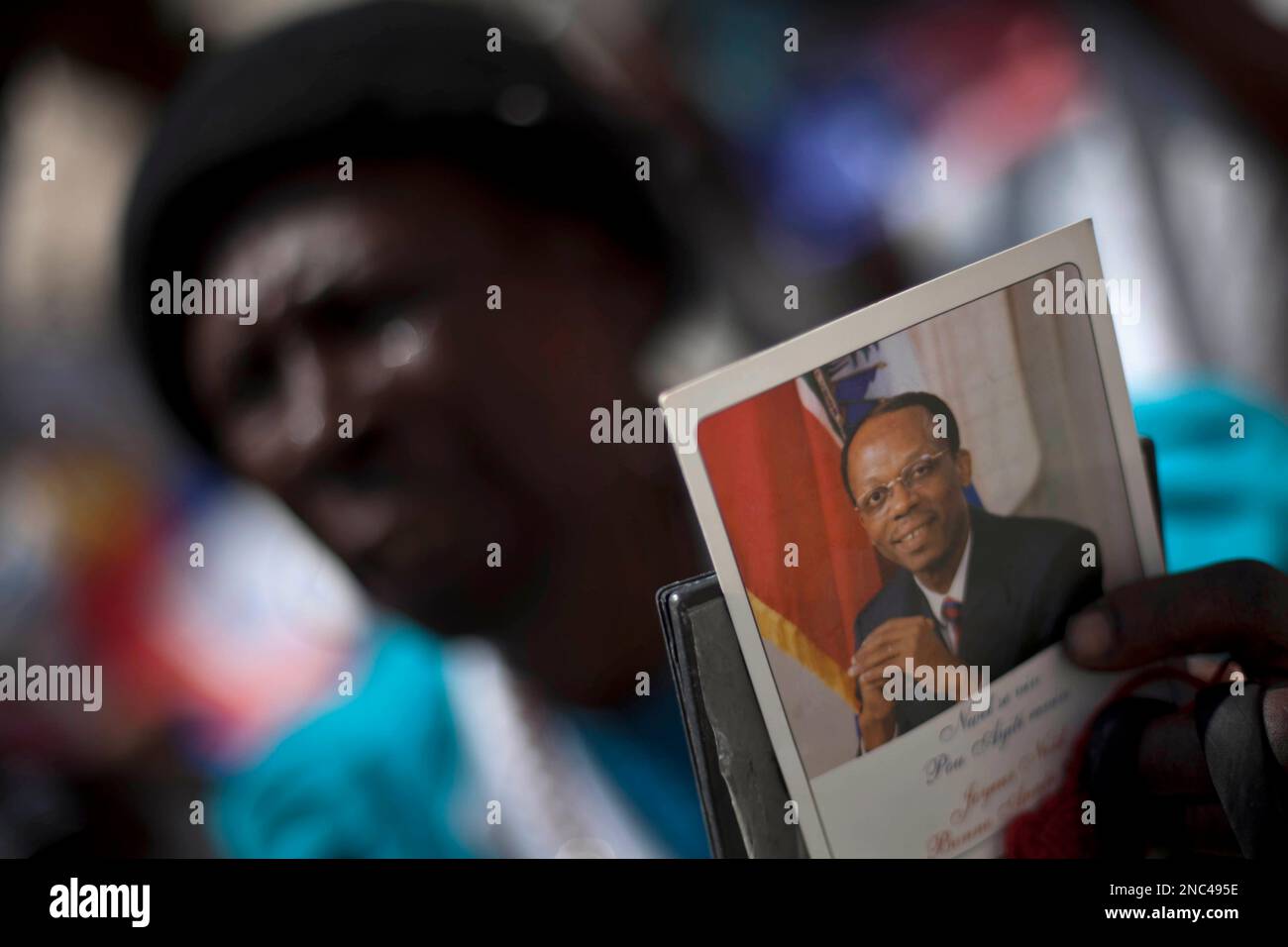 A supporter of Haiti's ousted President Jean-Bertrand Aristide holds a picture of him at the Aristide Foundation in Port-au-Prince, Haiti, Thursday March 17, 2011. According to Aristide's lawyer Ira Kurzban, Aristide will be back in Haiti by noon on Friday. (AP Photo/Ramon Espinosa) Banque D'Images