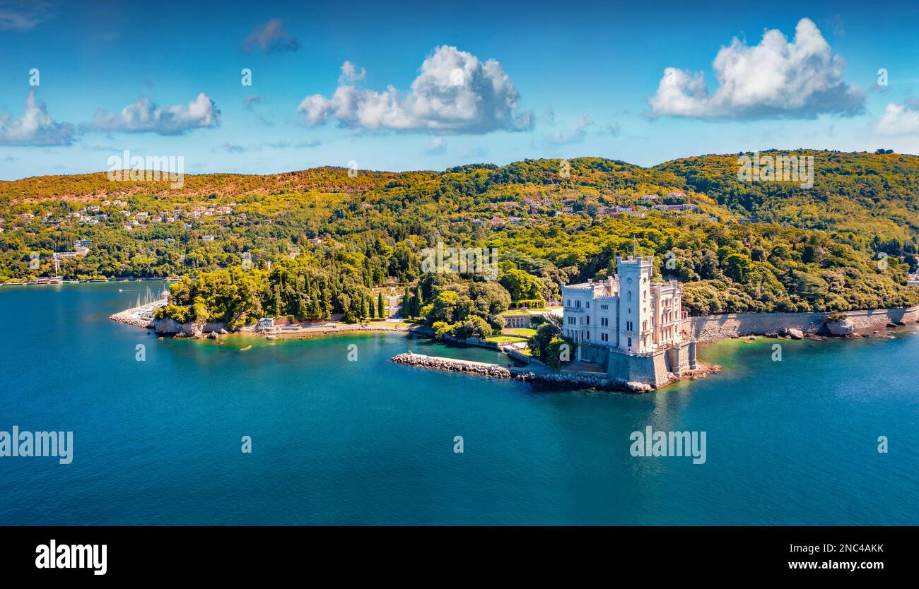 Belle vue d'été depuis le drone volant du château de Miramare. Beau paysage marin matinal de la mer Adriatique. Scène extérieure spectaculaire de l'Italie, l'Europe. T Banque D'Images