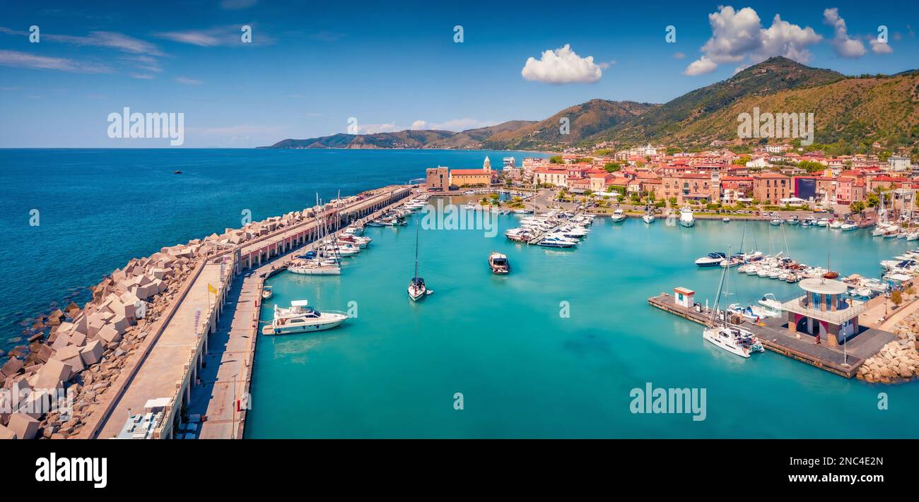 Vue d'été panoramique depuis le drone volant du port d'Acciaroli. Magnifique scène extérieure de la côte méditerranéenne de l'Italie. Présentation du concept de déplacement. Banque D'Images