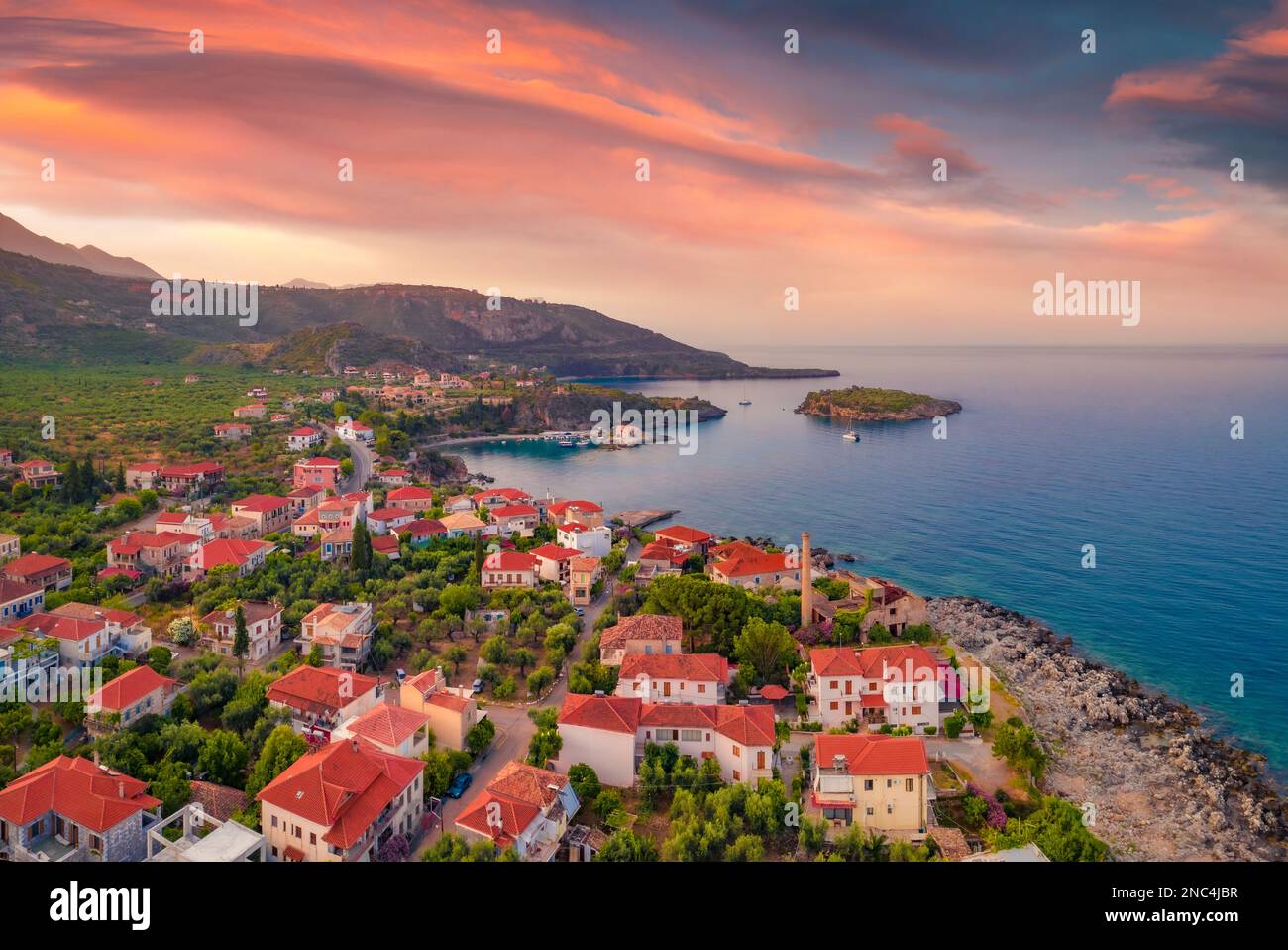 Vue d'été passionnante depuis le drone volant du port de Kardamili. Captivante scène matinale de la péninsule du Péloponnèse, Grèce, Europe. Mer pittoresque le matin Banque D'Images