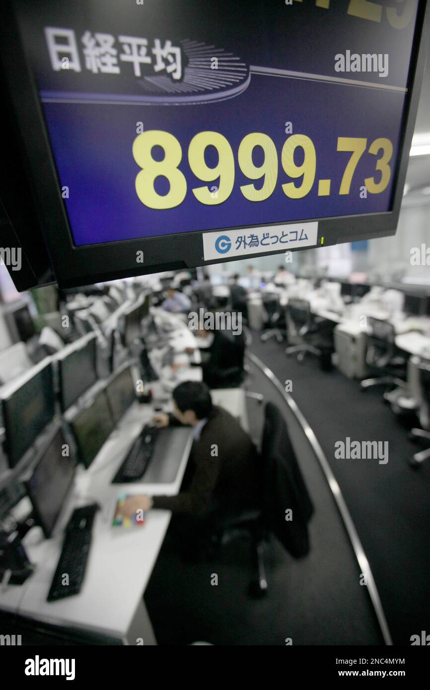 A monitor at a foreign exchange firm shows Japan's Nikkei stock average that sank below 9,000-yen level in early trading on Tuesday, March 15, 2011 in Tokyo, Japan. Japanese shares were battered for a second day Tuesday as investors unloaded assets on escalating fears of a nuclear crisis spawned by a mammoth earthquake and tsunami that struck Japan's coast last week. (AP Photo/Eugene Hoshiko) Banque D'Images