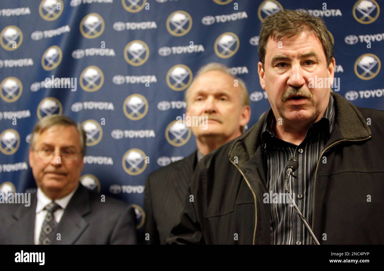 Former Buffalo Sabres player Larry Playfair speaks during a news conference before an NHL hockey game against the Ottawa Senators in Buffalo, N.Y., Sunday, March 13, 2011. Former Sabres forward Richard Martin has died. He was 59. The team announced Martin's death in a statement Sunday, March 13, 2011, before its home game against the Ottawa Senators. (AP Photo/David Duprey) Banque D'Images