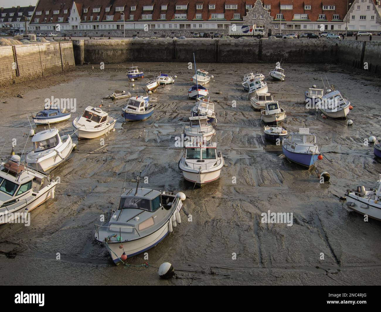 Beaucoup de bateaux s'agronnent sur la rive à marée basse à Calais, en France. Banque D'Images