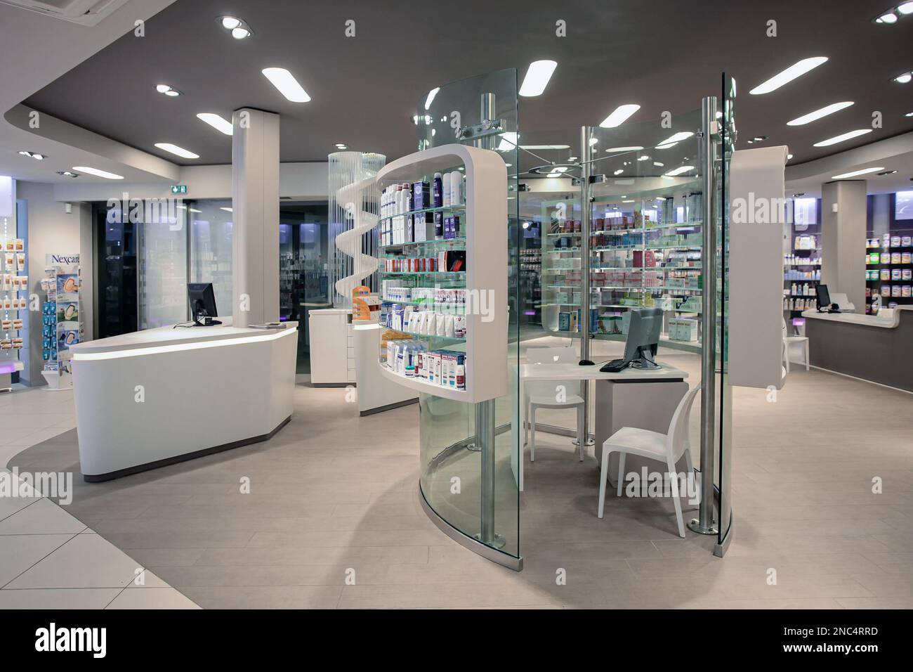 Pharmacie d'intérieur moderne et pharmacie. Paris, France - avril 2015 Banque D'Images